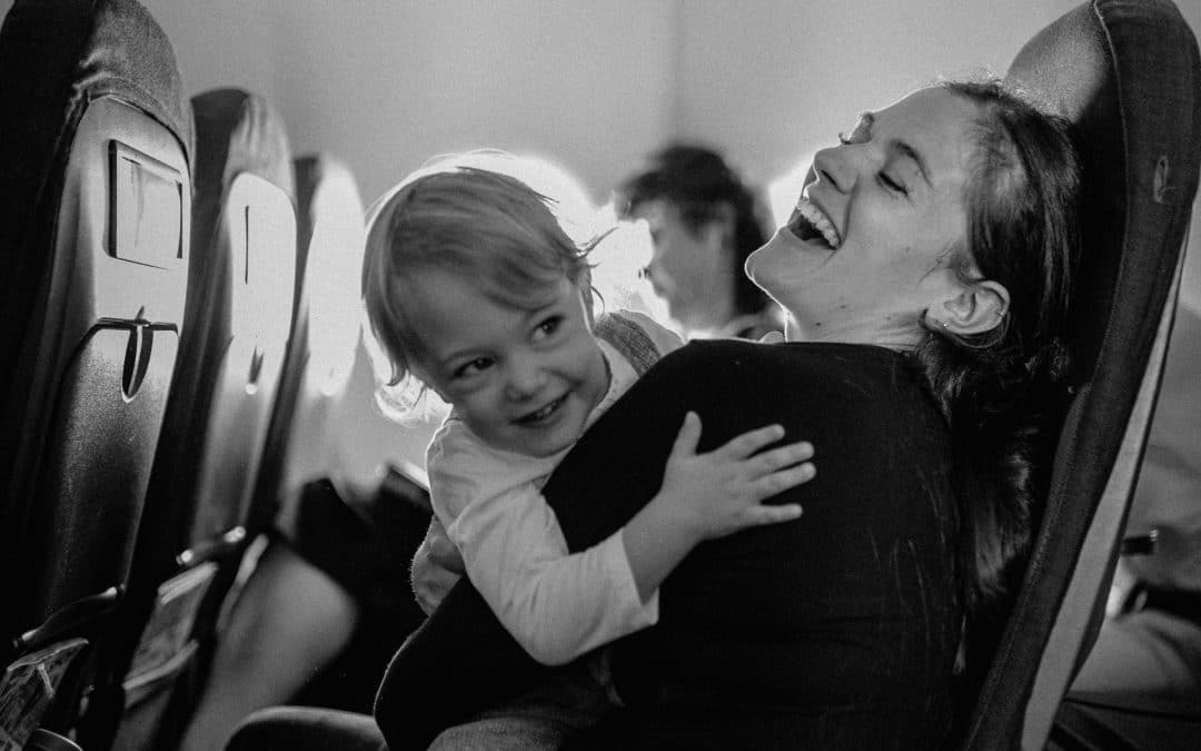 bambino in aereo con la mamma - viaggio felice
